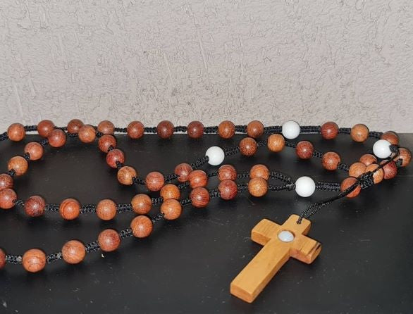 chapelet en perle de bois et pierre naturelle la croix en bois d'olivier corse fait mains